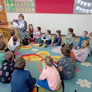 Czytanie na dywanie w Domowym Przedszkolu